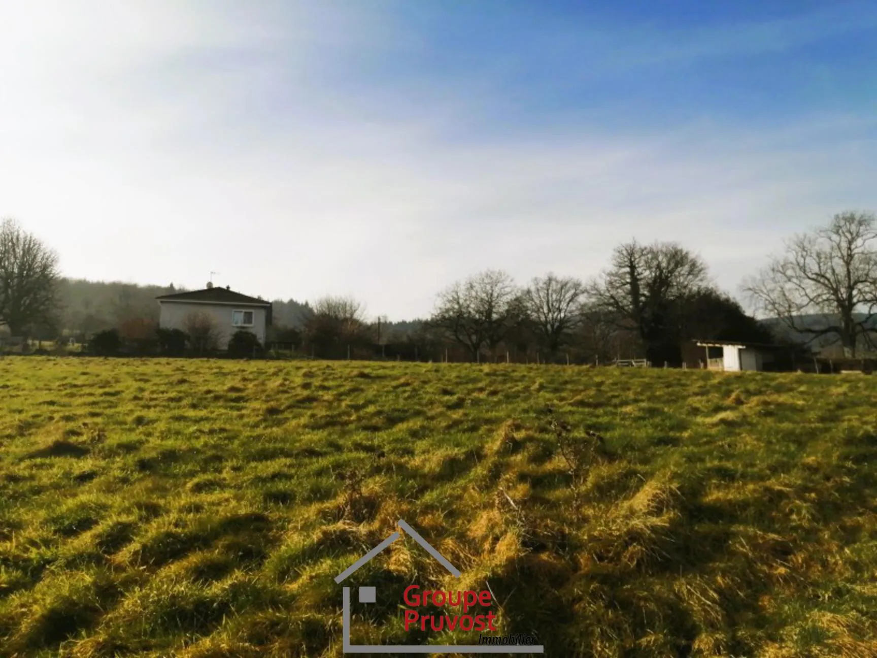 Terrain constructible de 2376 m² avec vue dégagée à Monsols 