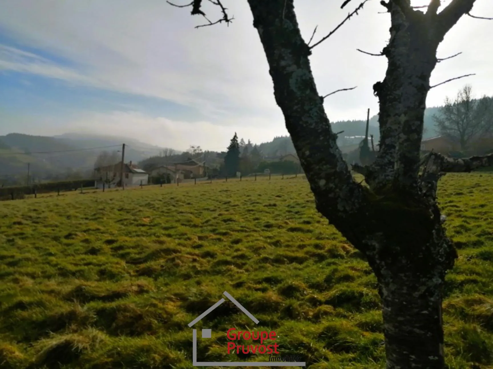 Terrain constructible de 2376 m² avec vue dégagée à Monsols 