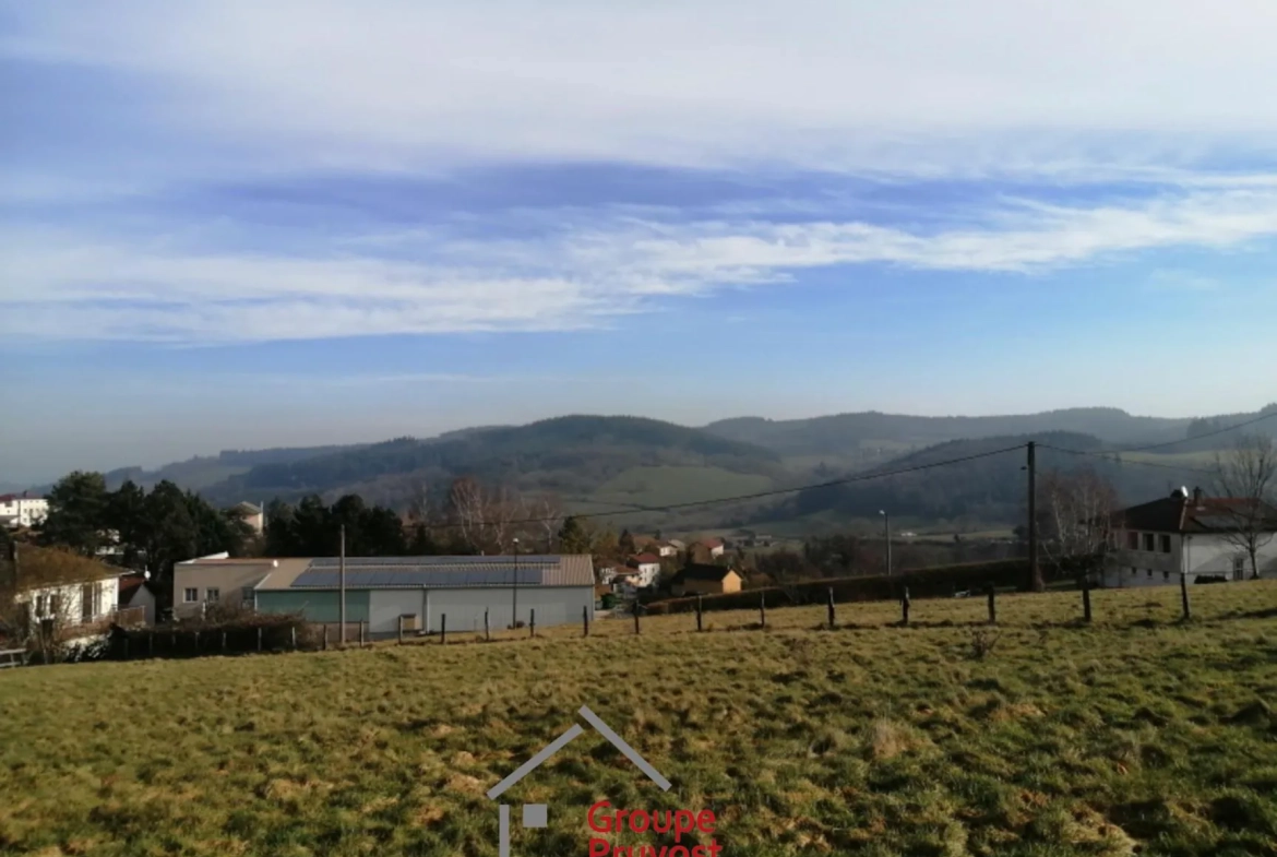 Terrain constructible de 2376 m² avec vue dégagée à Monsols 