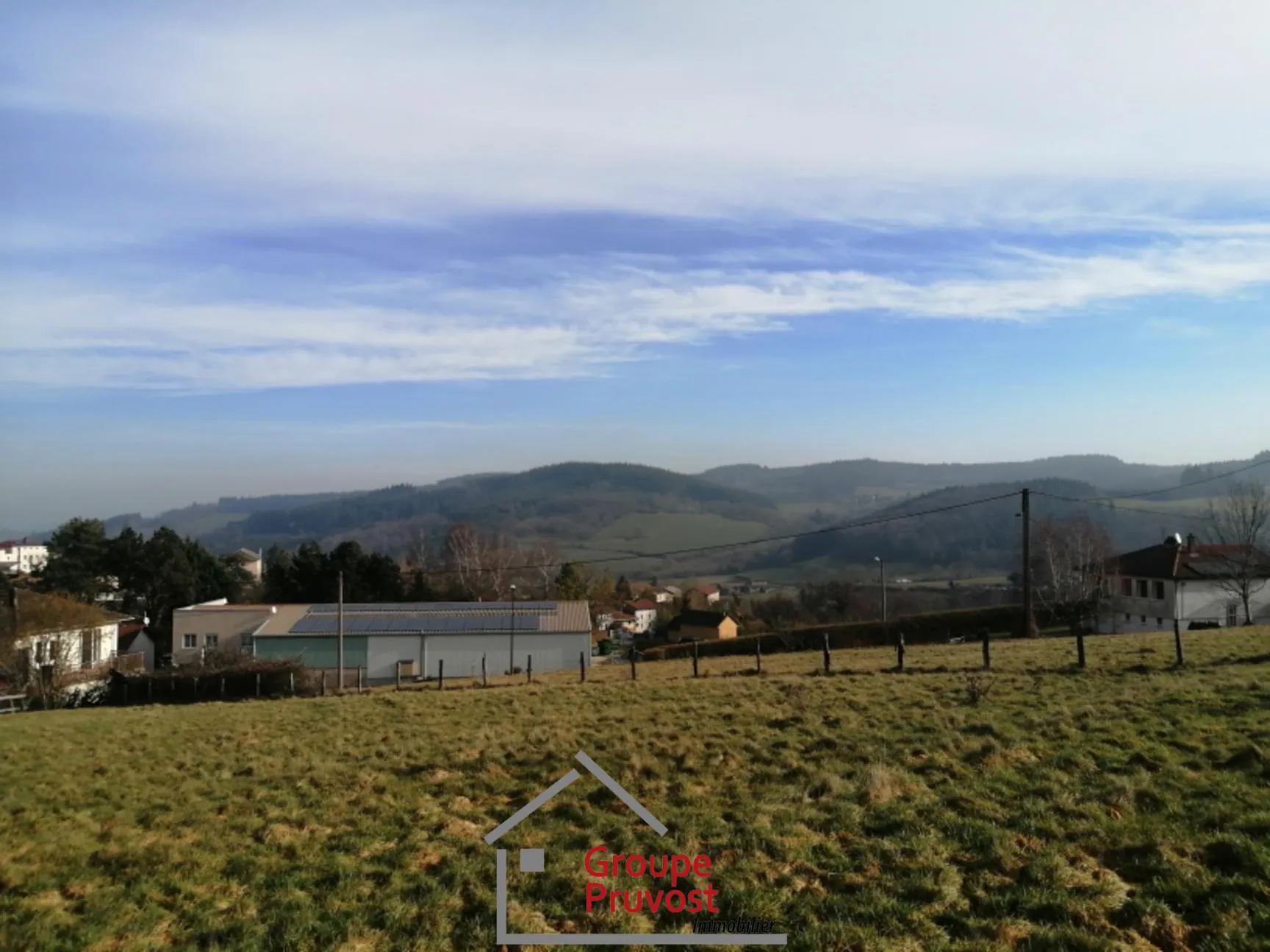 Terrain constructible de 2376 m² avec vue dégagée à Monsols 