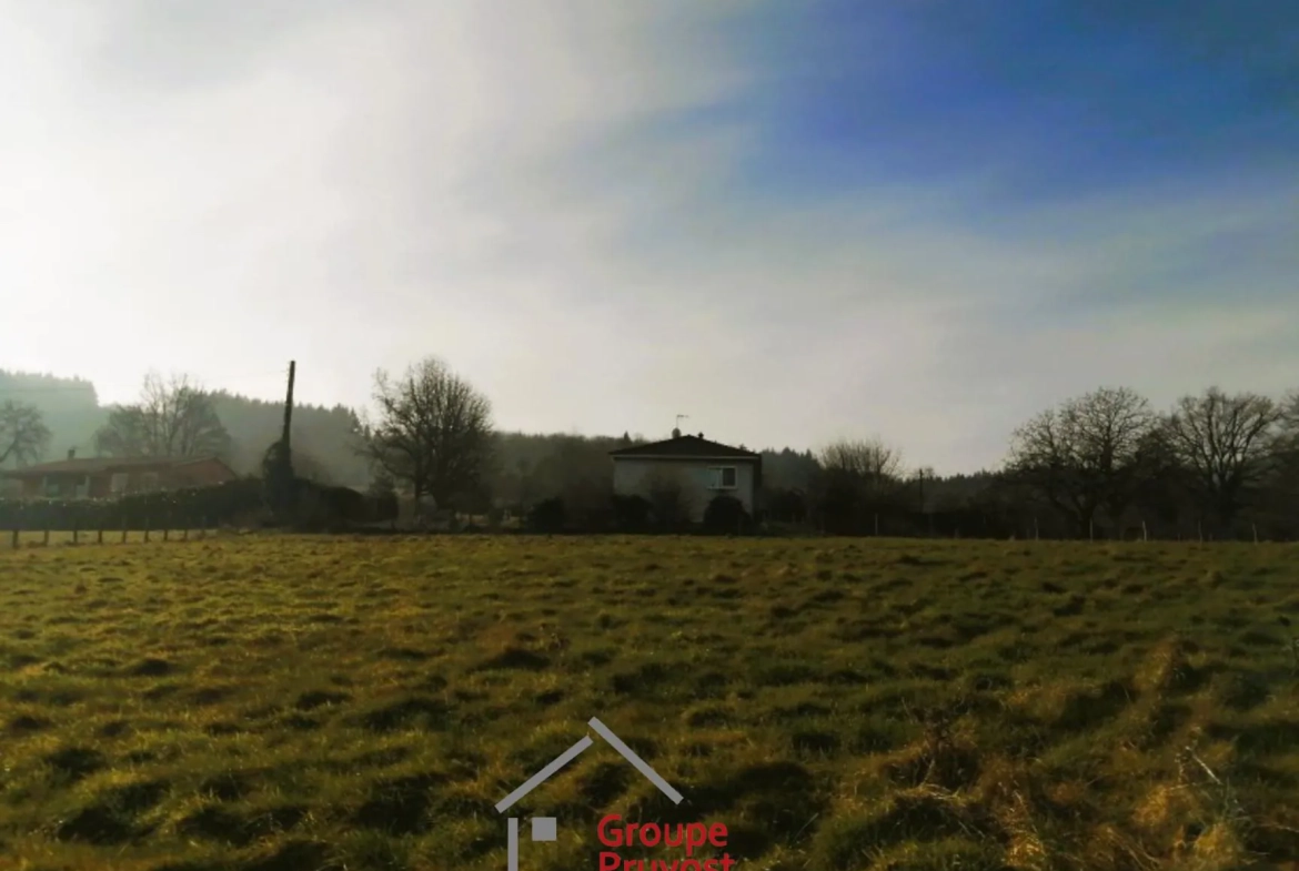 Terrain constructible de 2376 m² avec vue dégagée à Monsols 