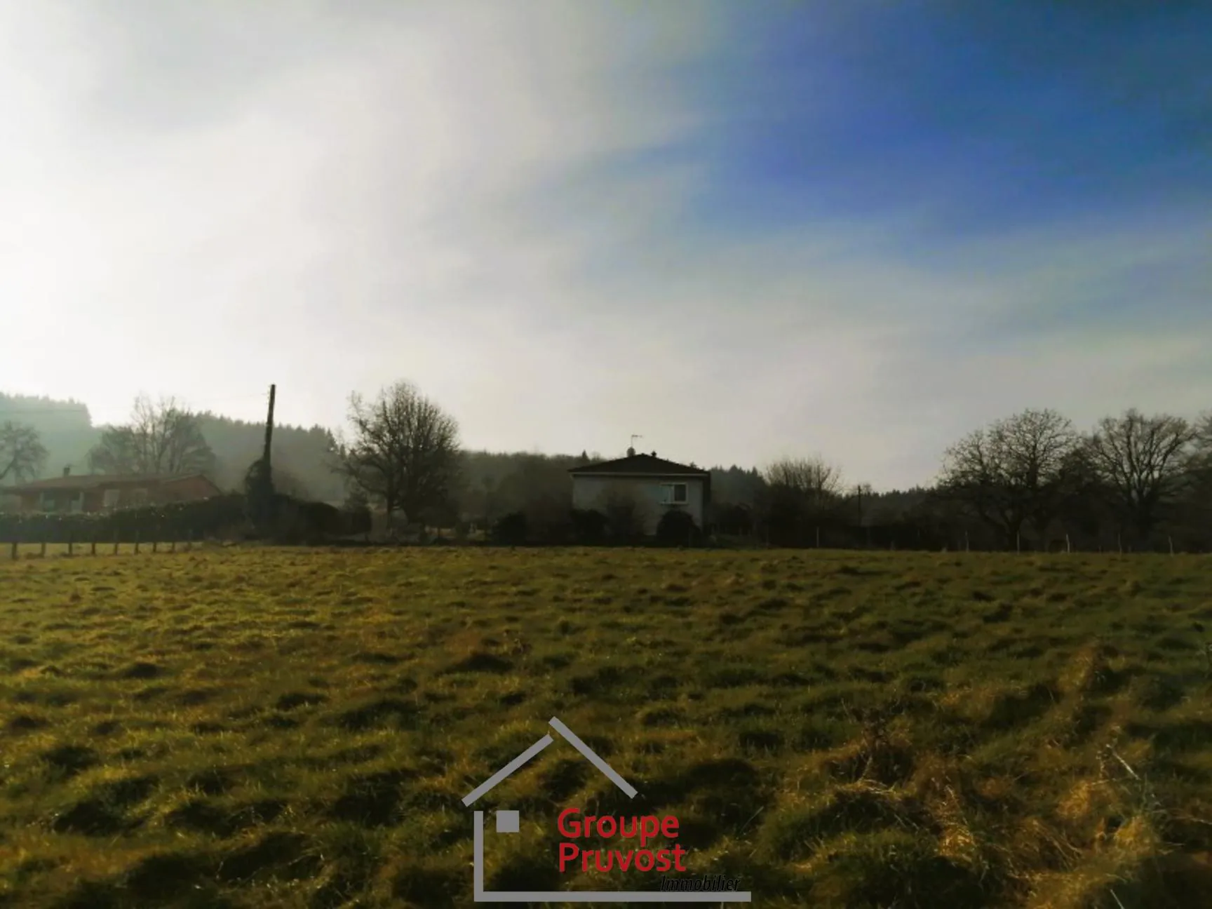 Terrain constructible de 2376 m² avec vue dégagée à Monsols 