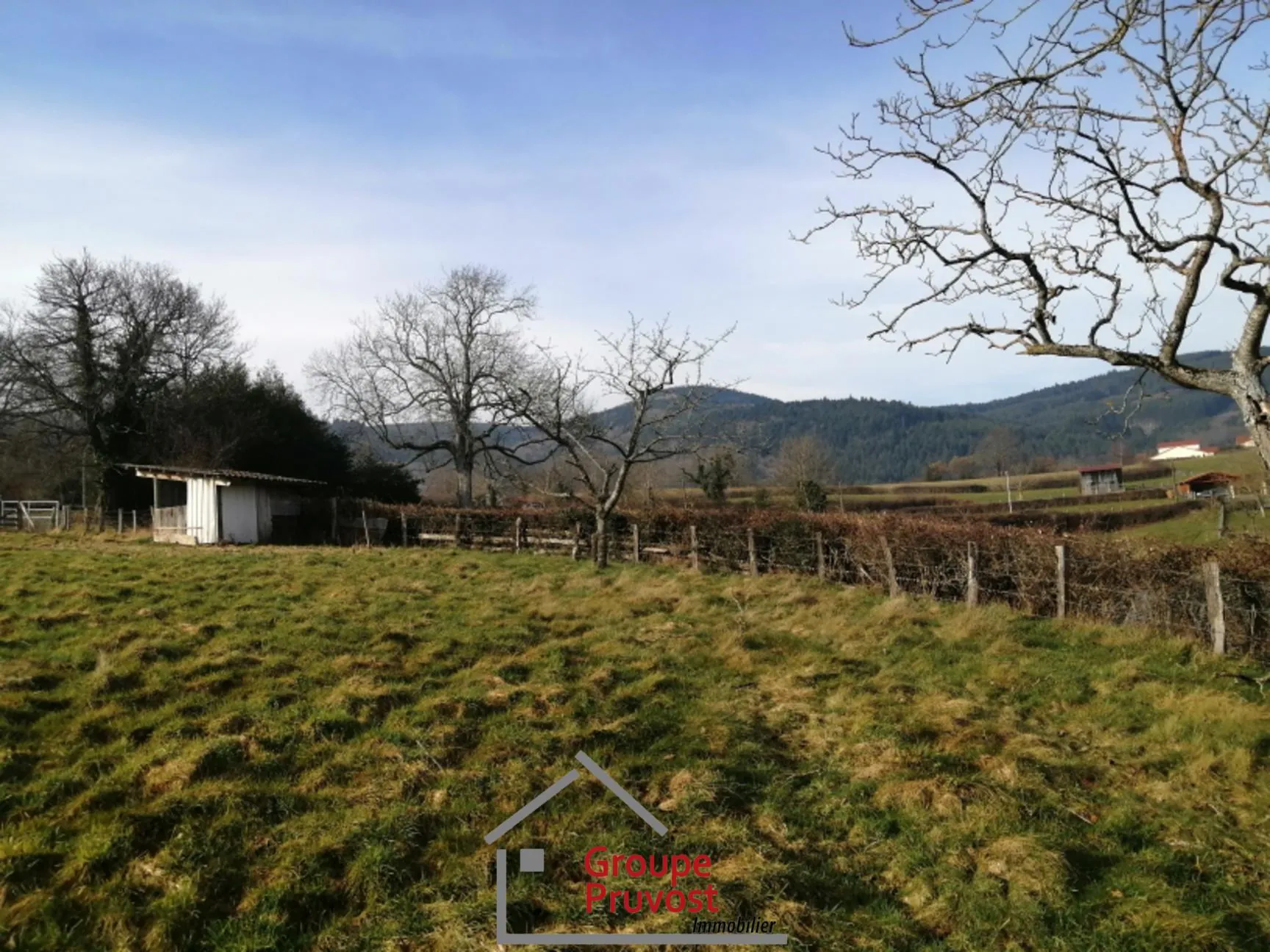 Terrain constructible de 2376 m² avec vue dégagée à Monsols 