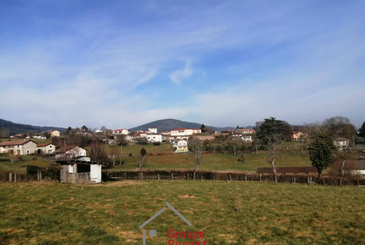 Terrain constructible de 2376 m² avec vue dégagée à Monsols 