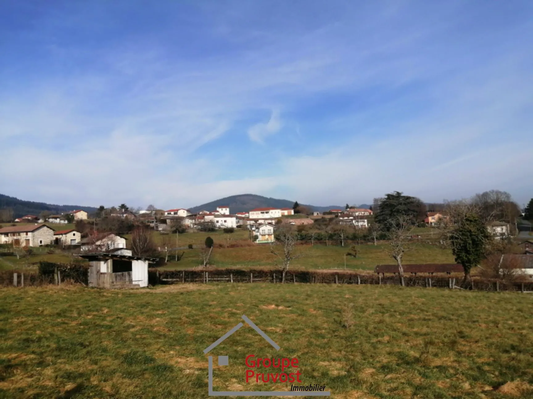 Terrain constructible de 2376 m² avec vue dégagée à Monsols 