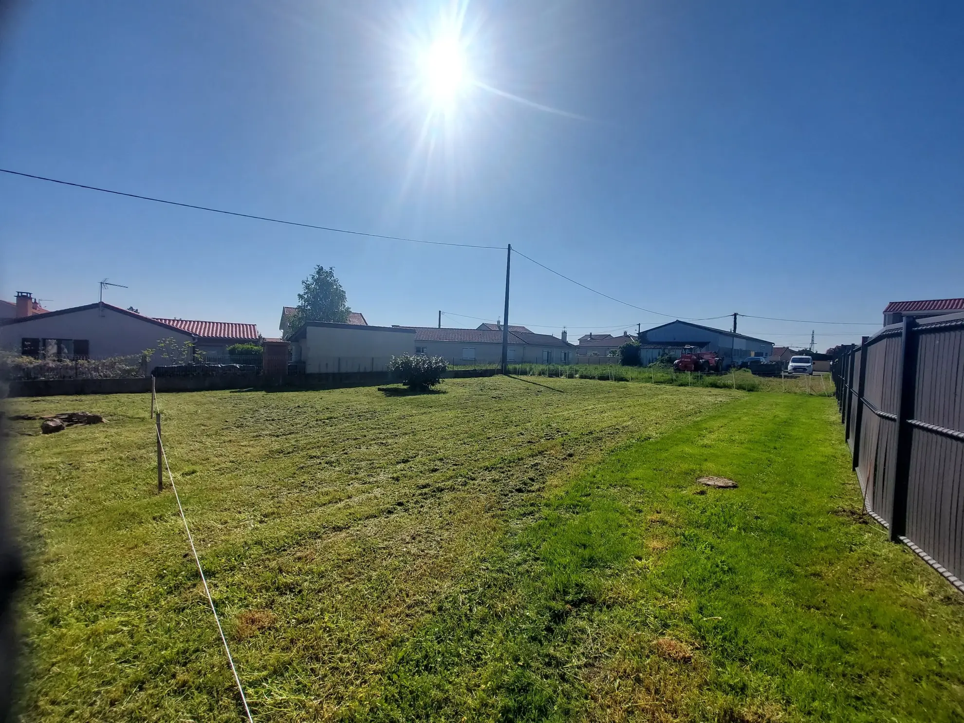 Terrain constructible à Montbrison Savigneux de 600 m² avec dépendance 