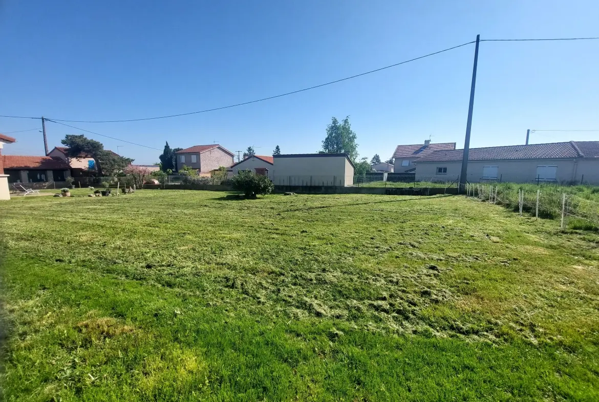 Terrain constructible à Montbrison Savigneux de 600 m² avec dépendance 