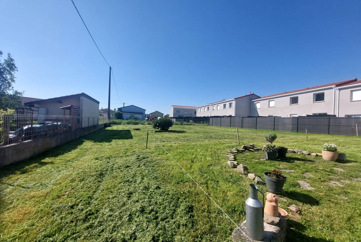 Terrain constructible à Montbrison Savigneux de 600 m² avec dépendance 