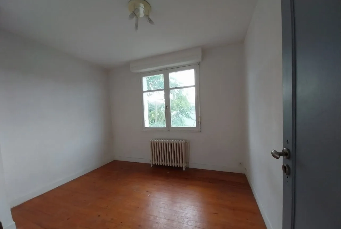 Appartement T4 à Bizanos de 62 m² avec jardin et potentiel de rénovation 