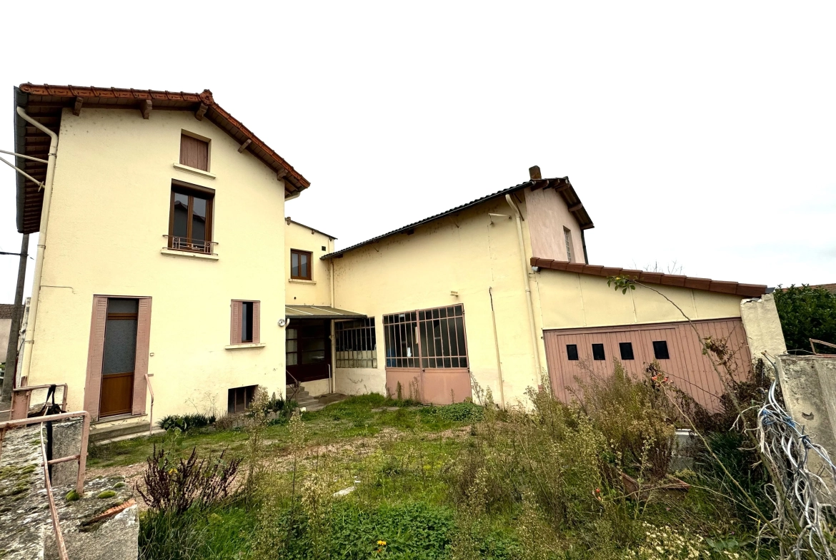 Maison de village à Pacaudière avec atelier et terrain constructible à vendre 