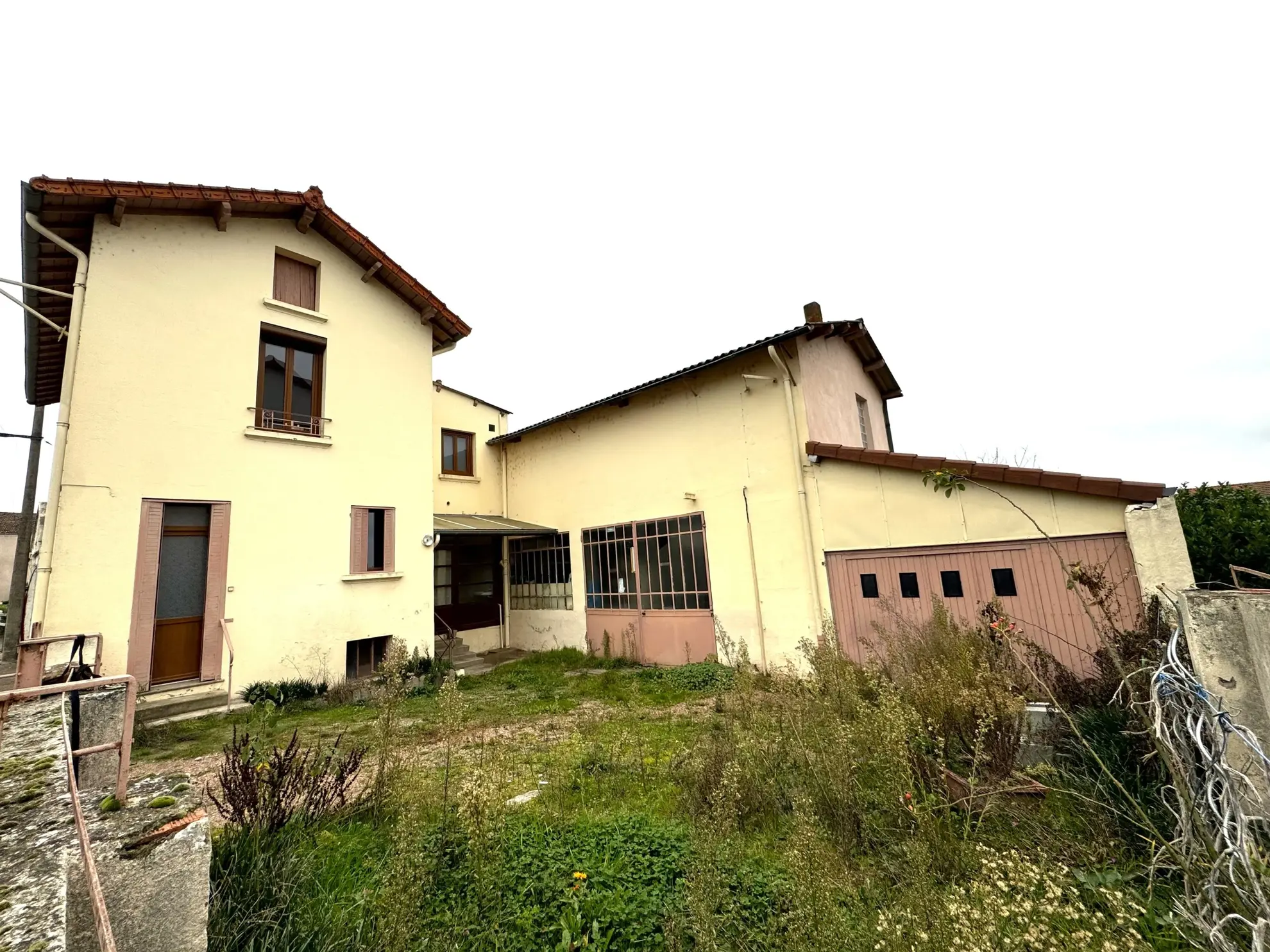 Maison de village à Pacaudière avec atelier et terrain constructible à vendre 