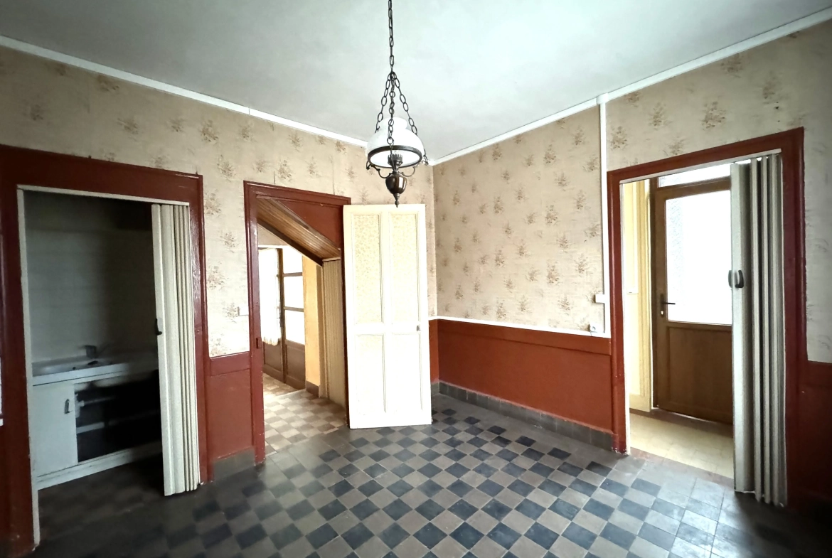 Maison de village à Pacaudière avec atelier et terrain constructible à vendre 
