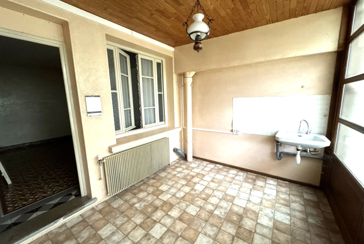 Maison de village à Pacaudière avec atelier et terrain constructible à vendre 