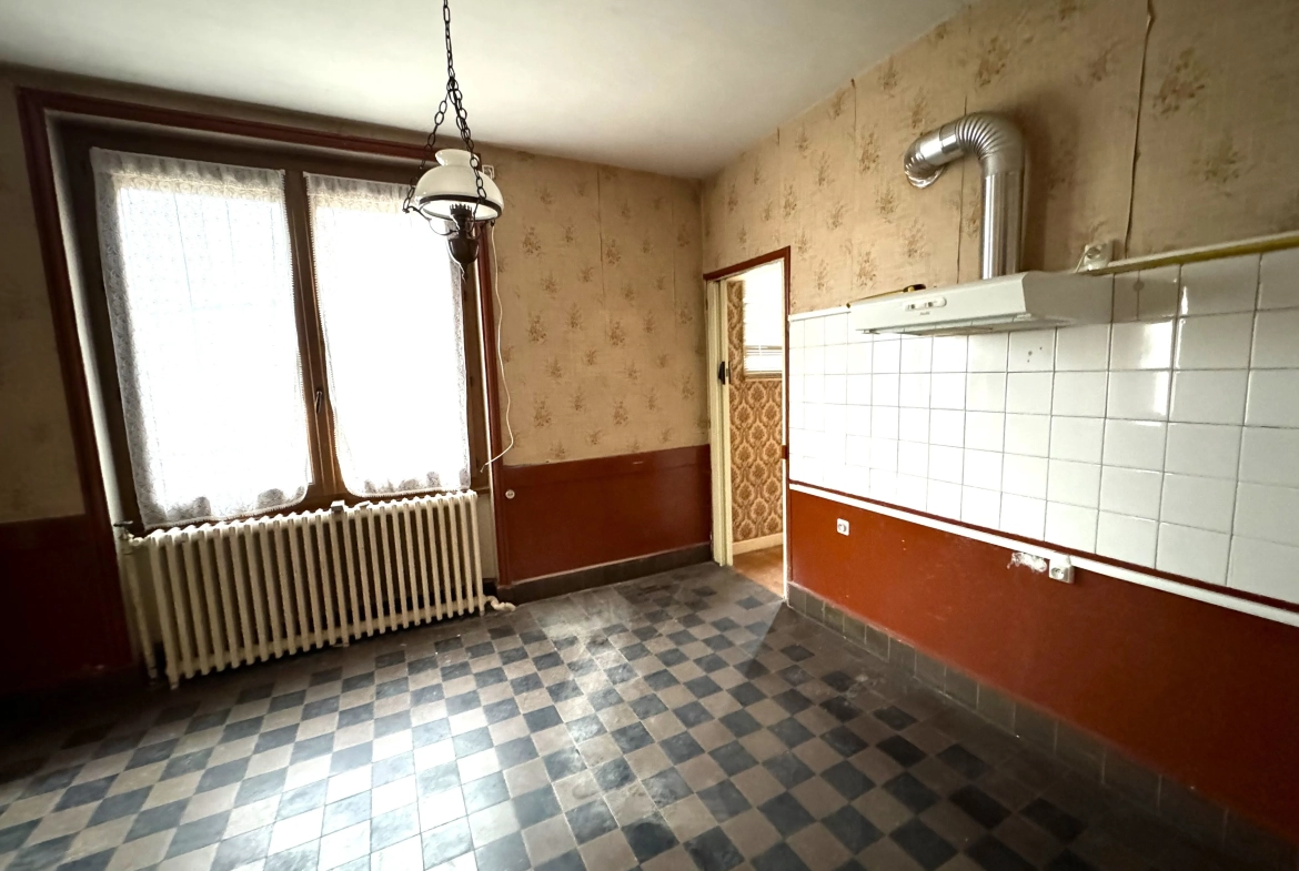 Maison de village à Pacaudière avec atelier et terrain constructible à vendre 