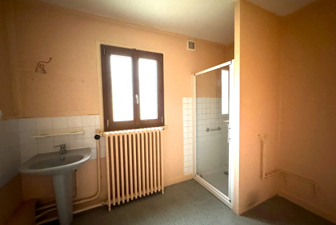 Maison de village à Pacaudière avec atelier et terrain constructible à vendre 