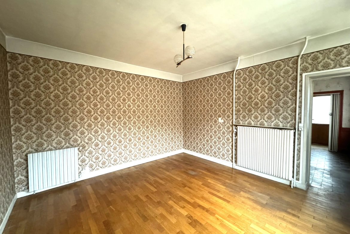 Maison de village à Pacaudière avec atelier et terrain constructible à vendre 