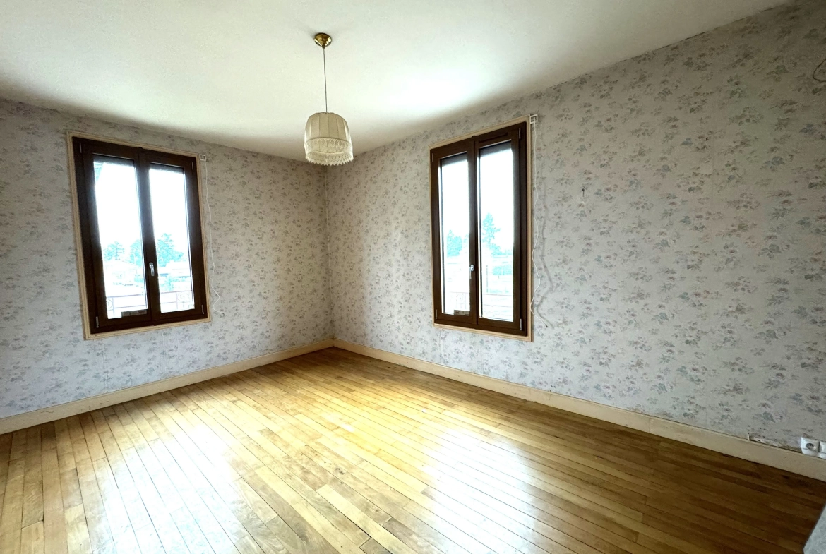 Maison de village à Pacaudière avec atelier et terrain constructible à vendre 