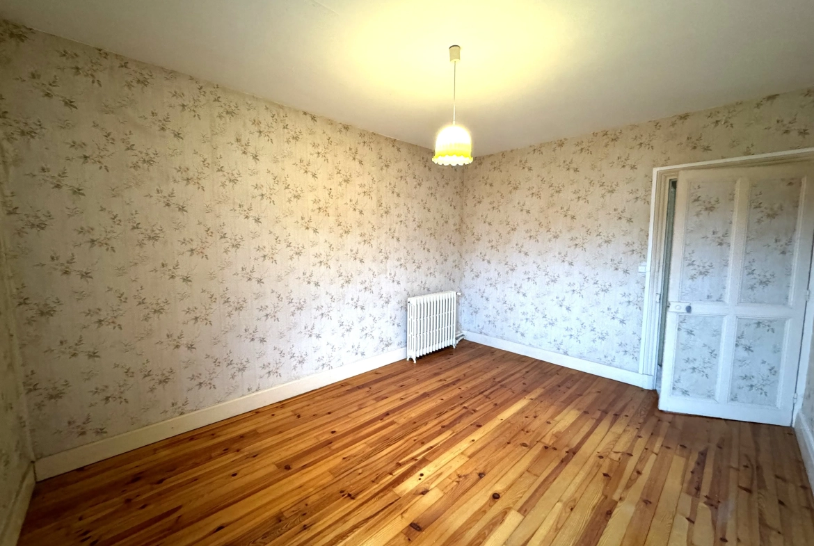 Maison de village à Pacaudière avec atelier et terrain constructible à vendre 