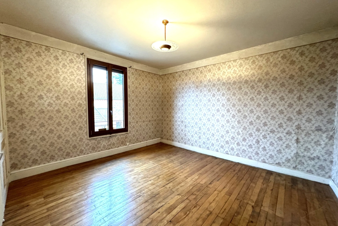 Maison de village à Pacaudière avec atelier et terrain constructible à vendre 