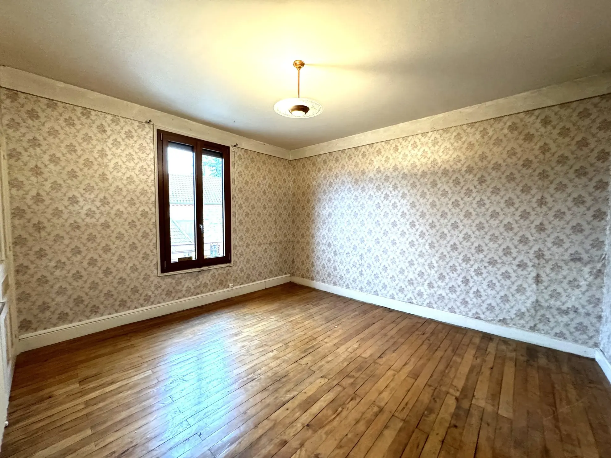 Maison de village à Pacaudière avec atelier et terrain constructible à vendre 