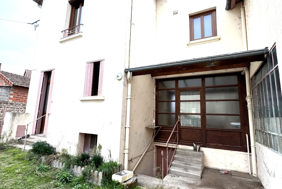 Maison de village à Pacaudière avec atelier et terrain constructible à vendre 