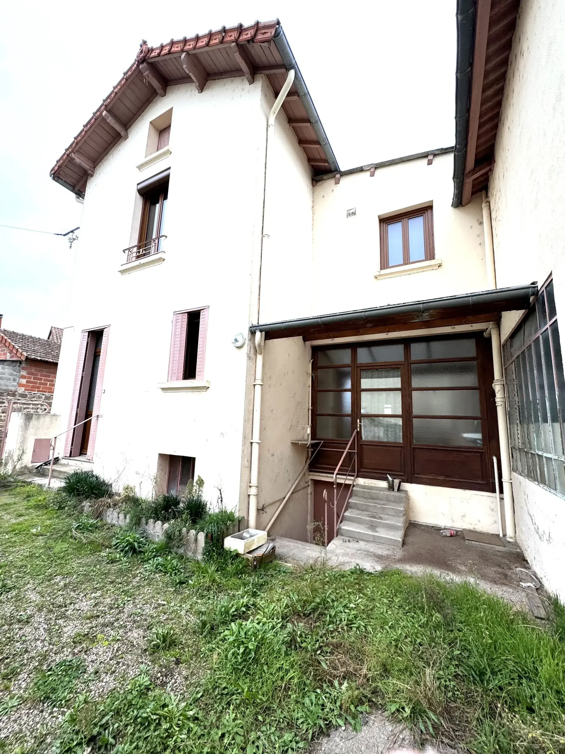 Maison de village à Pacaudière avec atelier et terrain constructible à vendre 