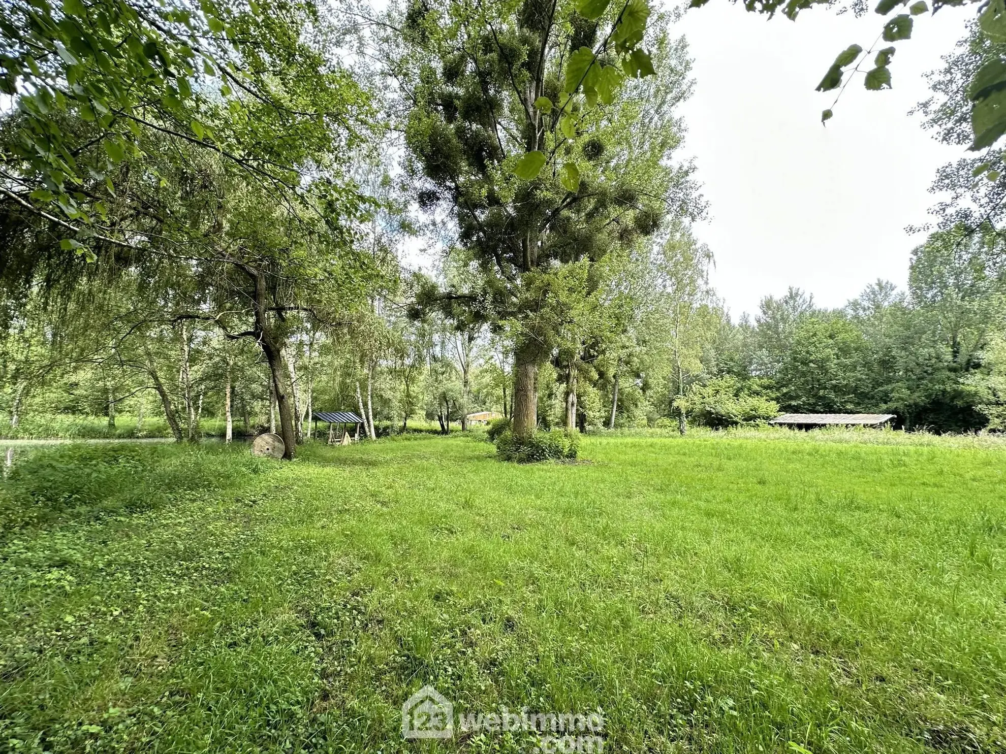Terrain de loisir de 7000 m² avec étang à Presles-et-Thierny 