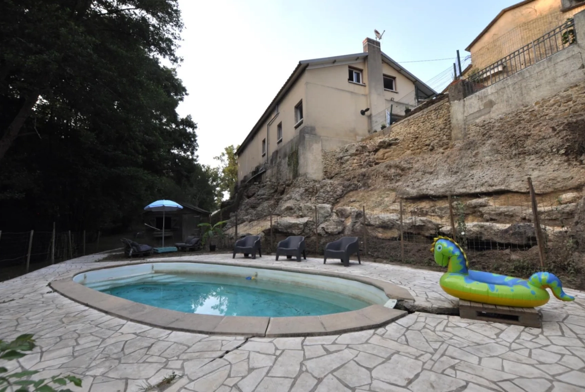 Maison à vendre à Escoussans avec piscine, terrasse et grand terrain en bord de ruisseau 