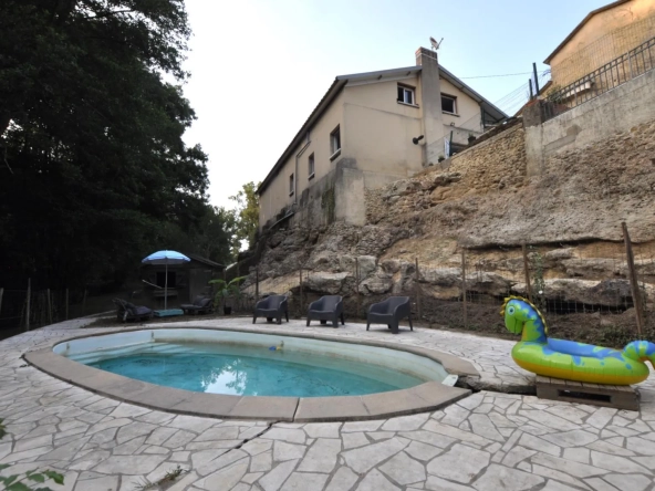 Maison à vendre à Escoussans avec piscine, terrasse et grand terrain en bord de ruisseau