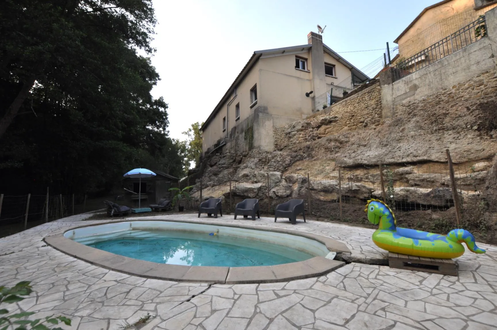 Maison à vendre à Escoussans avec piscine, terrasse et grand terrain en bord de ruisseau 