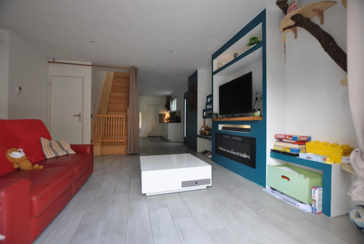 Maison à vendre à Escoussans avec piscine, terrasse et grand terrain en bord de ruisseau 