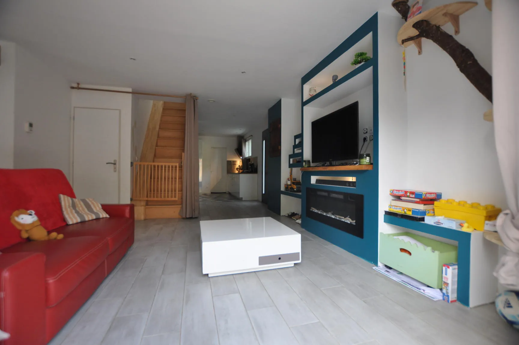 Maison à vendre à Escoussans avec piscine, terrasse et grand terrain en bord de ruisseau 