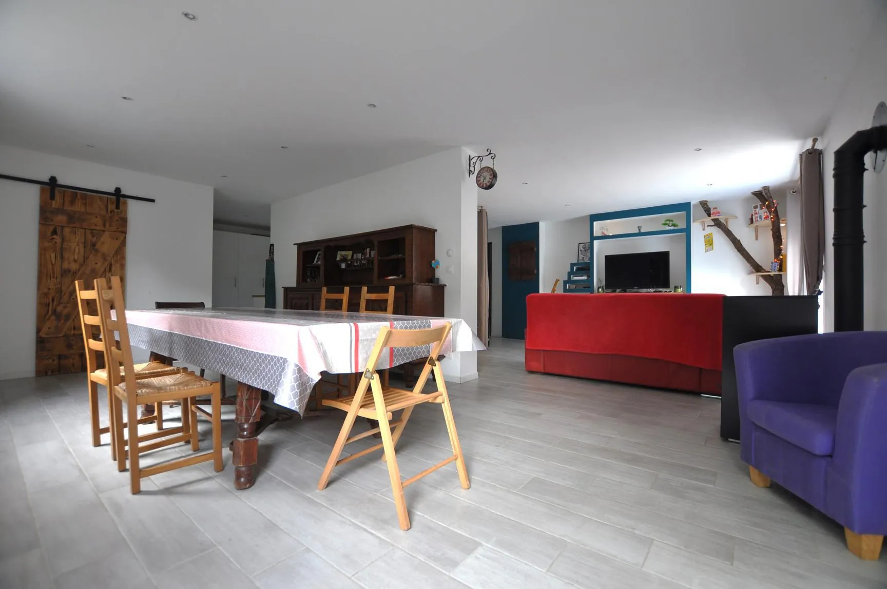 Maison à vendre à Escoussans avec piscine, terrasse et grand terrain en bord de ruisseau 