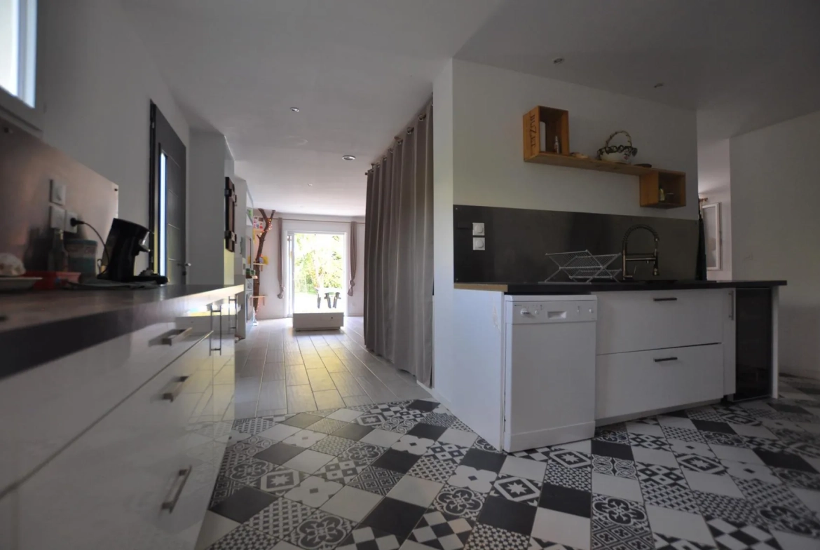 Maison à vendre à Escoussans avec piscine, terrasse et grand terrain en bord de ruisseau 