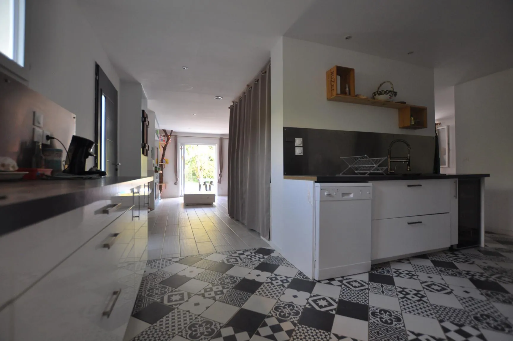Maison à vendre à Escoussans avec piscine, terrasse et grand terrain en bord de ruisseau 