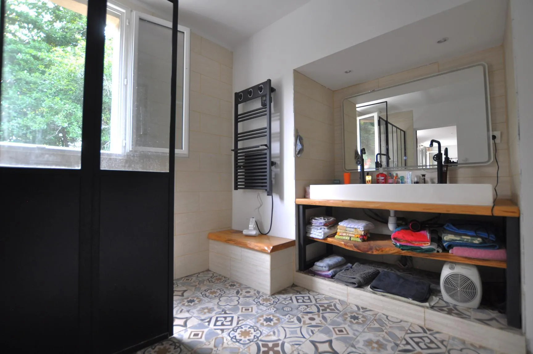 Maison à vendre à Escoussans avec piscine, terrasse et grand terrain en bord de ruisseau 