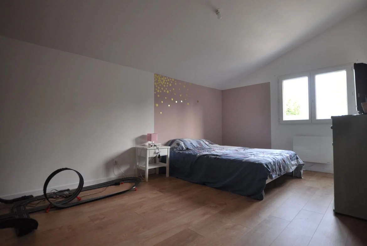 Maison à vendre à Escoussans avec piscine, terrasse et grand terrain en bord de ruisseau 