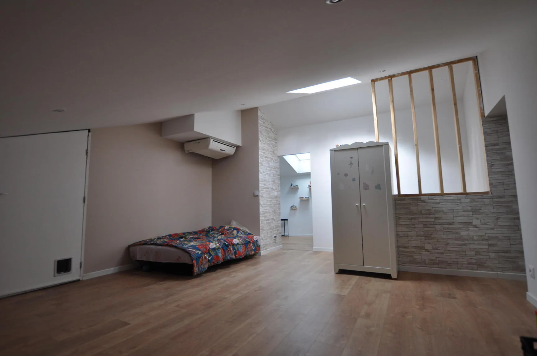 Maison à vendre à Escoussans avec piscine, terrasse et grand terrain en bord de ruisseau 