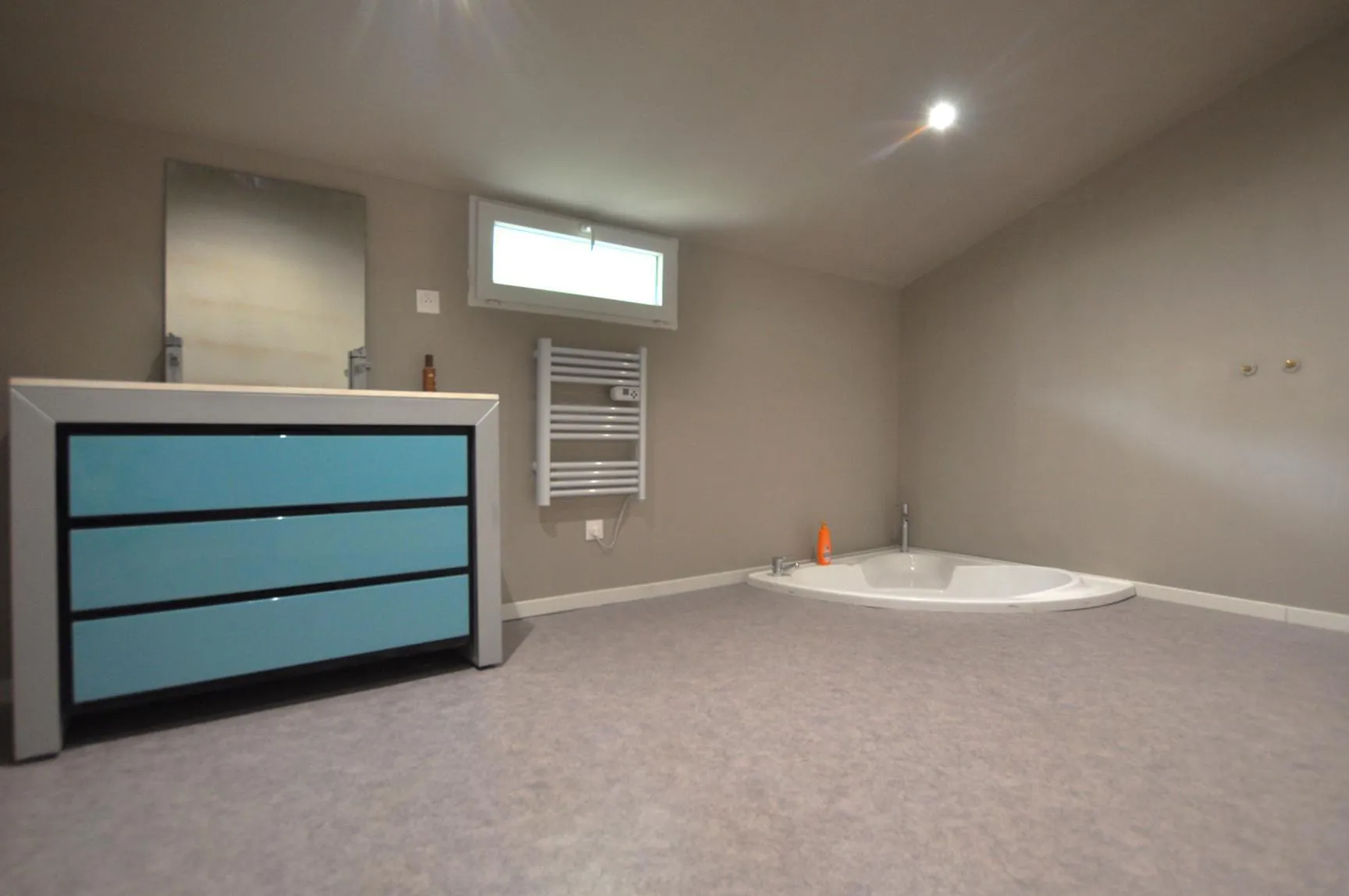 Maison à vendre à Escoussans avec piscine, terrasse et grand terrain en bord de ruisseau 