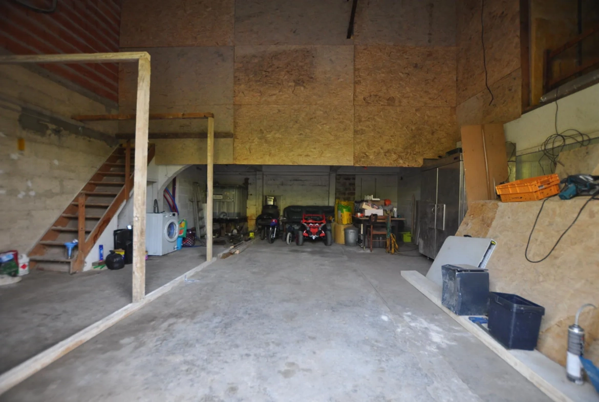 Maison à vendre à Escoussans avec piscine, terrasse et grand terrain en bord de ruisseau 