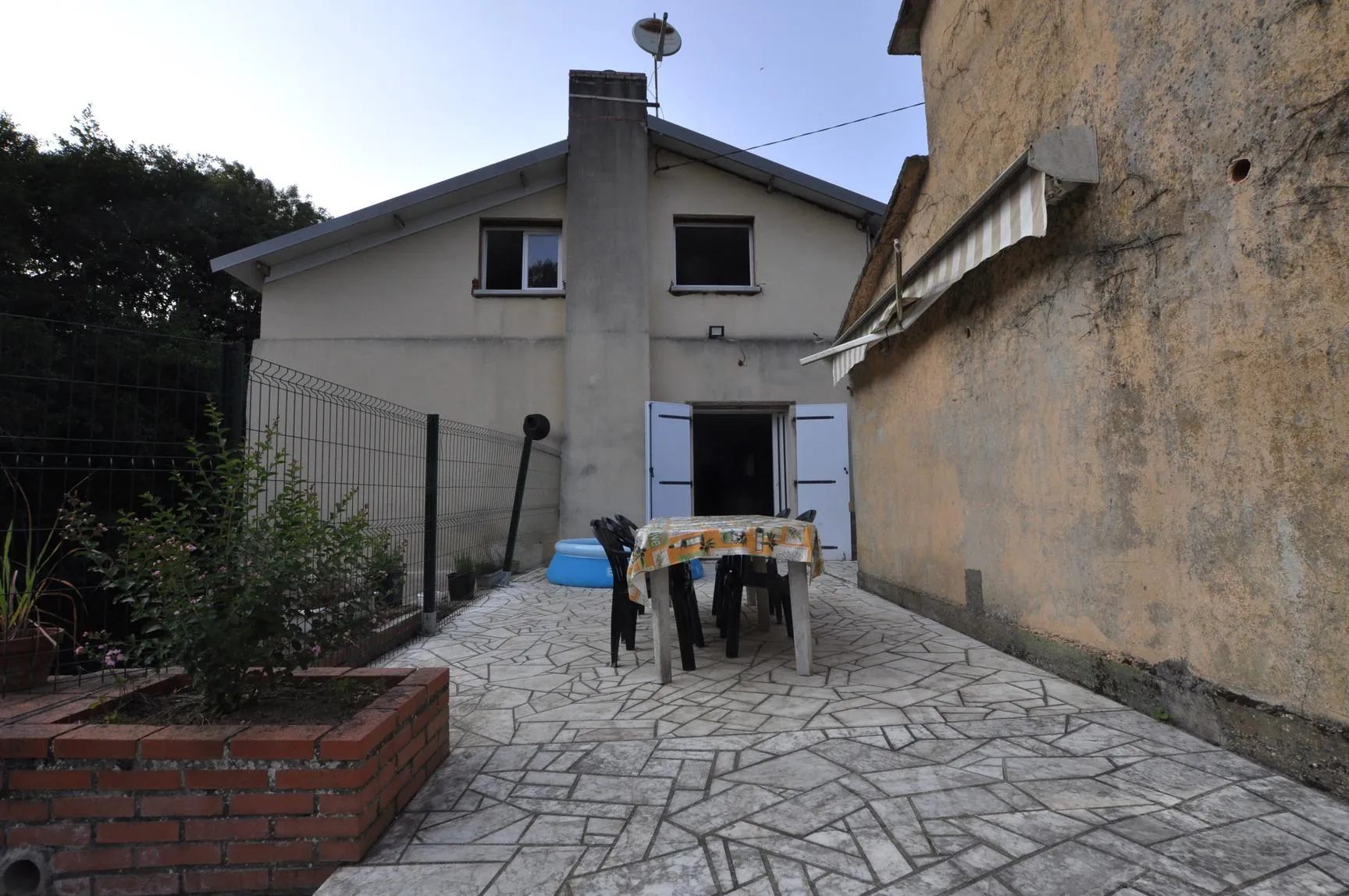 Maison à vendre à Escoussans avec piscine, terrasse et grand terrain en bord de ruisseau 