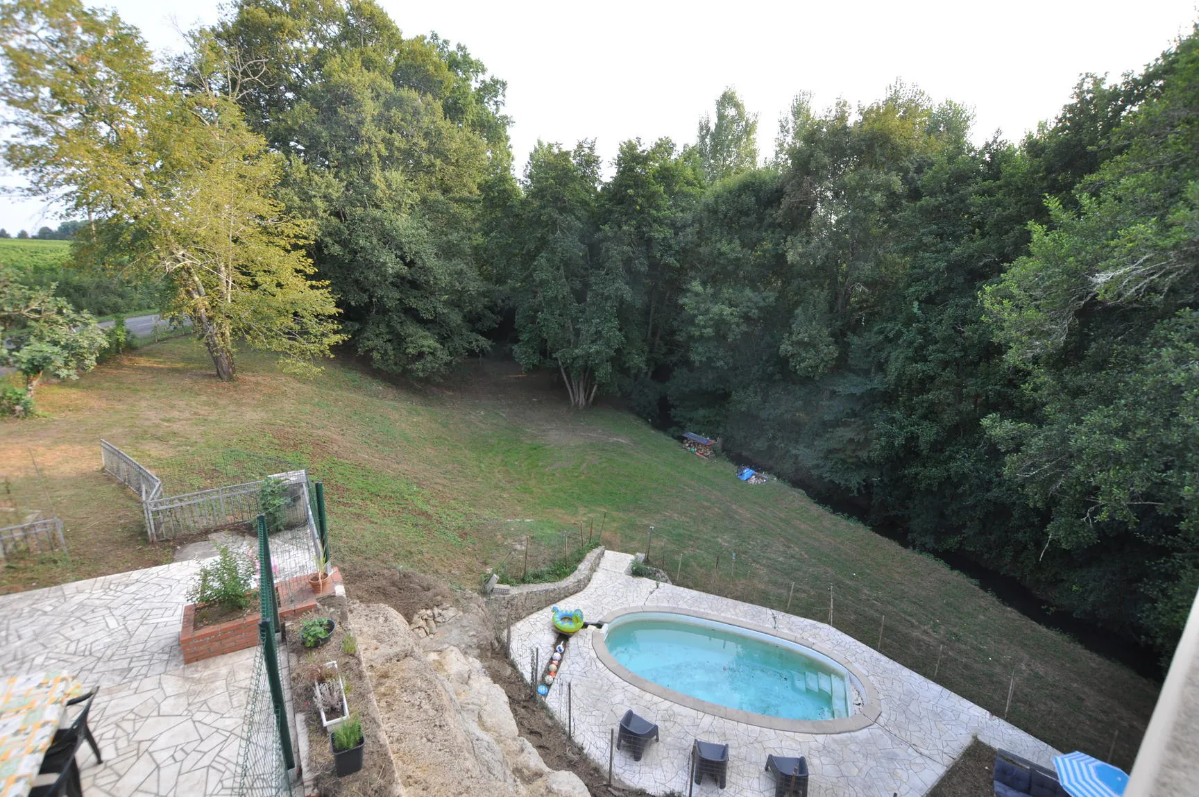 Maison à vendre à Escoussans avec piscine, terrasse et grand terrain en bord de ruisseau 