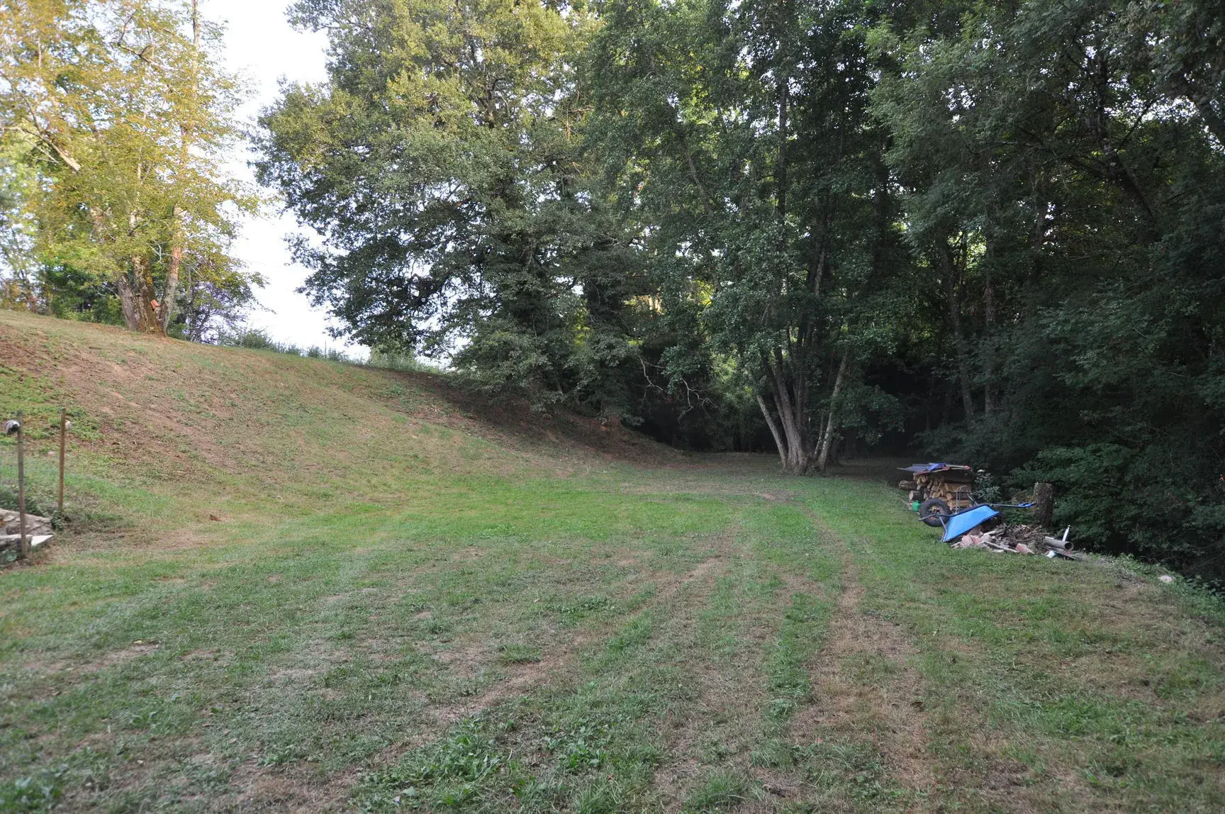 Maison à vendre à Escoussans avec piscine, terrasse et grand terrain en bord de ruisseau 