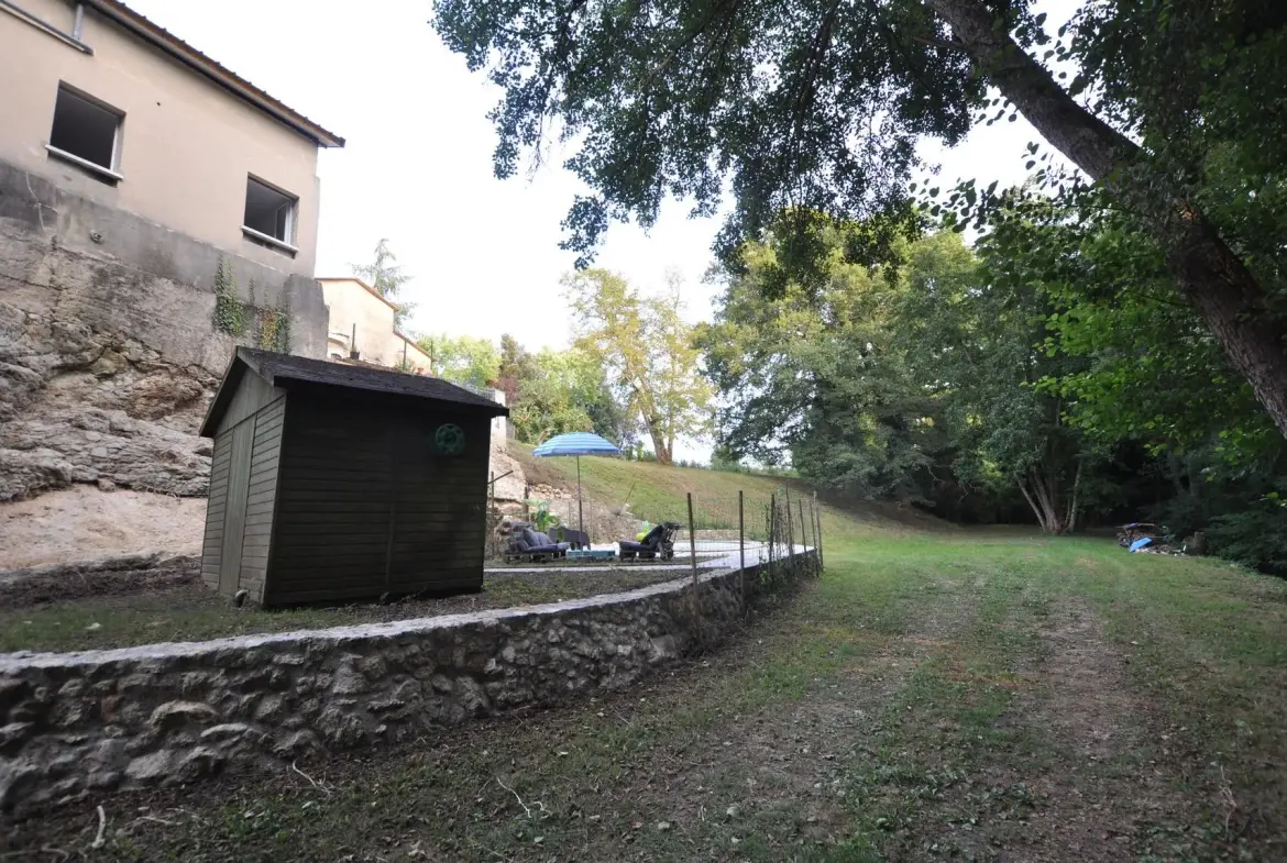 Maison à vendre à Escoussans avec piscine, terrasse et grand terrain en bord de ruisseau 