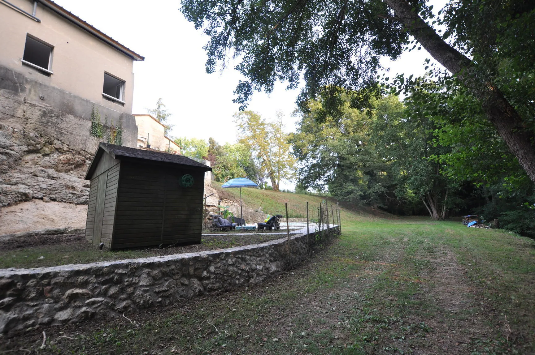 Maison à vendre à Escoussans avec piscine, terrasse et grand terrain en bord de ruisseau 