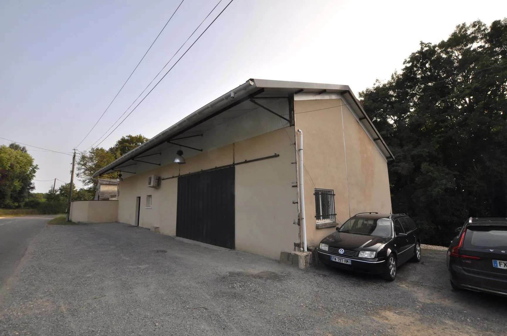 Maison à vendre à Escoussans avec piscine, terrasse et grand terrain en bord de ruisseau 