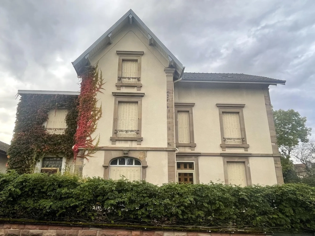 Maison bourgeoise à Bruyères avec grand terrain et dépendances – À visiter rapidement