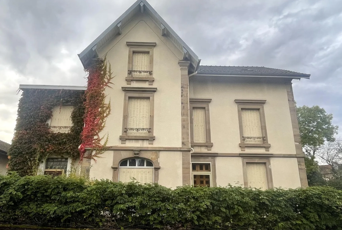 Maison bourgeoise à Bruyères avec grand terrain et dépendances – À visiter rapidement 