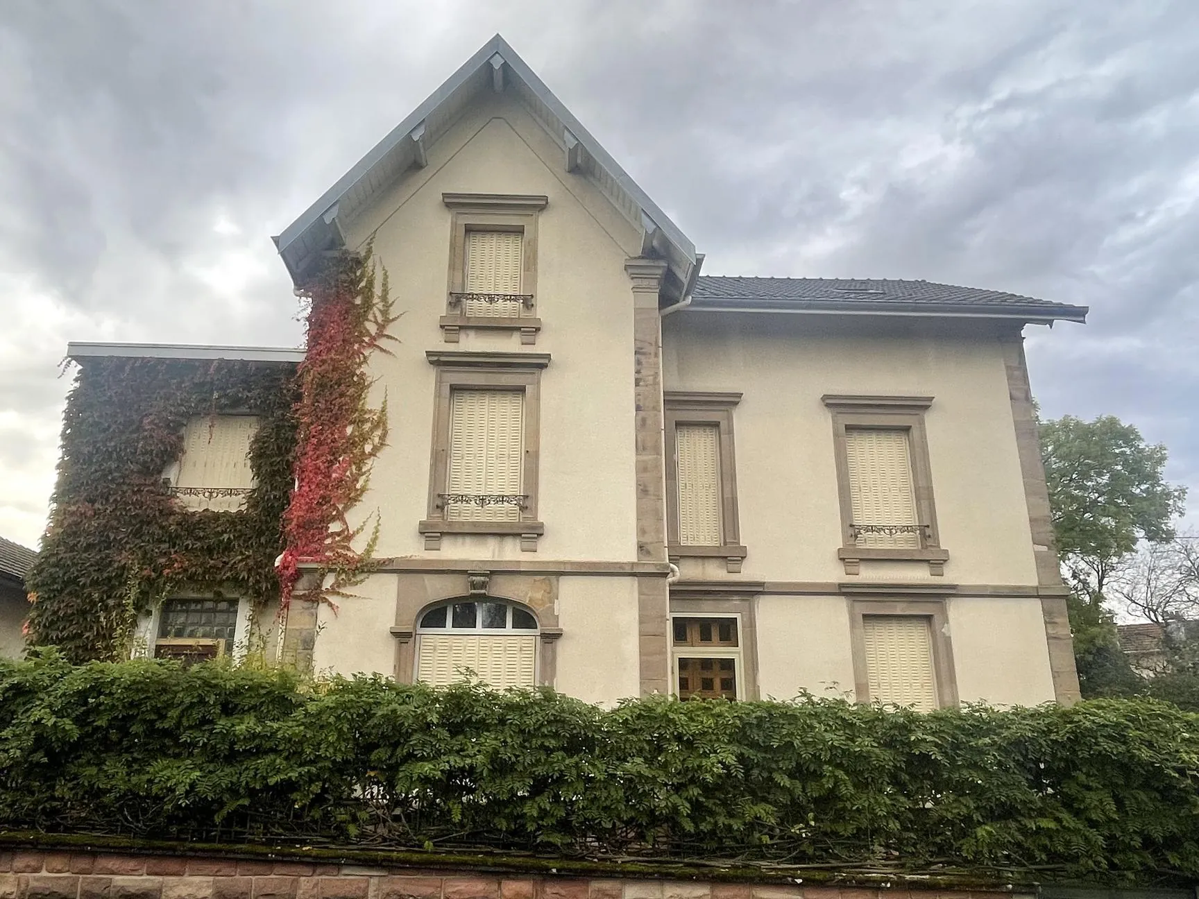 Maison bourgeoise à Bruyères avec grand terrain et dépendances – À visiter rapidement 