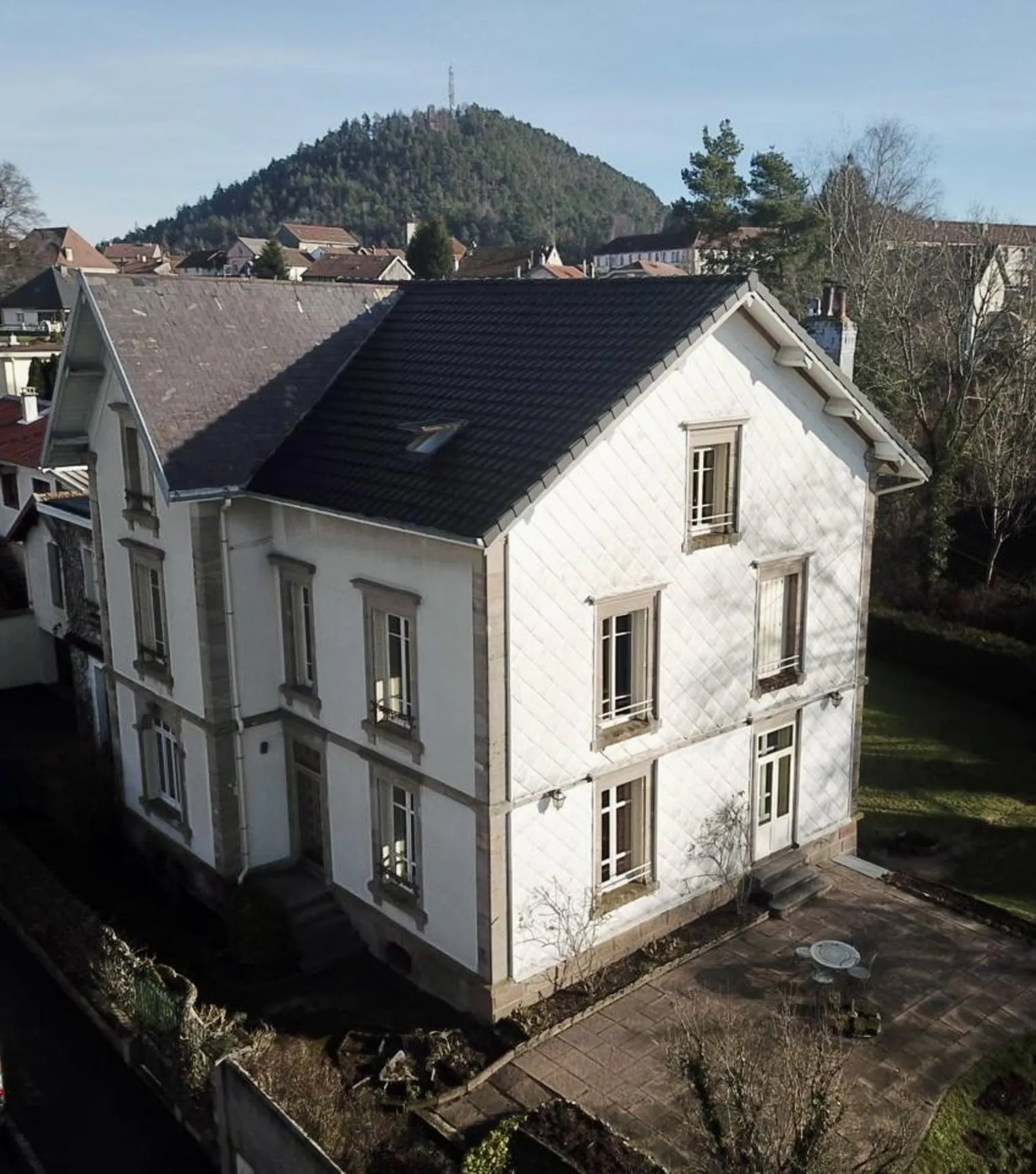 Maison bourgeoise à Bruyères avec grand terrain et dépendances – À visiter rapidement 